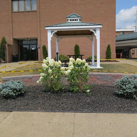 Best Western Plus Wooster Hotel & Conference Center エクステリア 写真