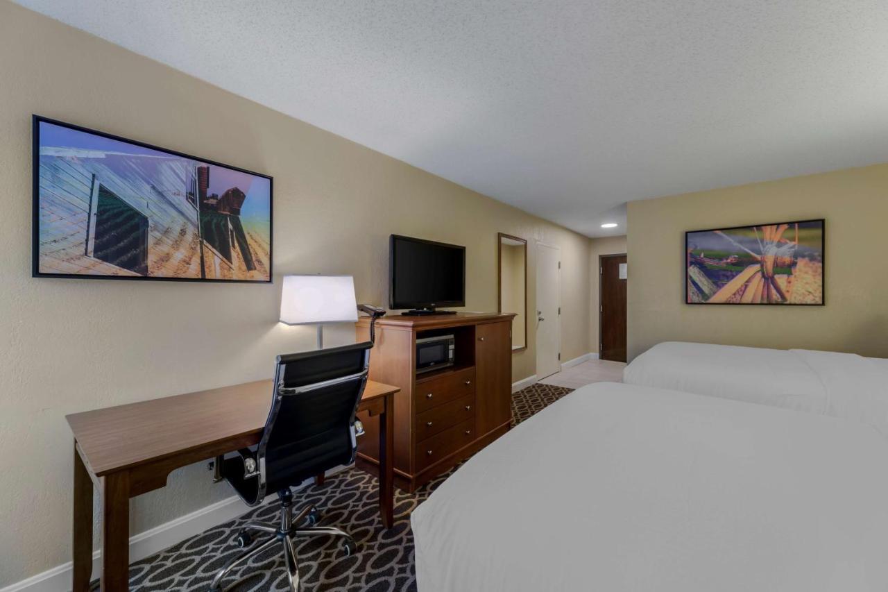 Best Western Plus Wooster Hotel & Conference Center エクステリア 写真