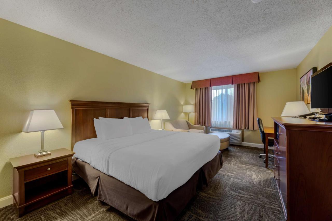 Best Western Plus Wooster Hotel & Conference Center エクステリア 写真