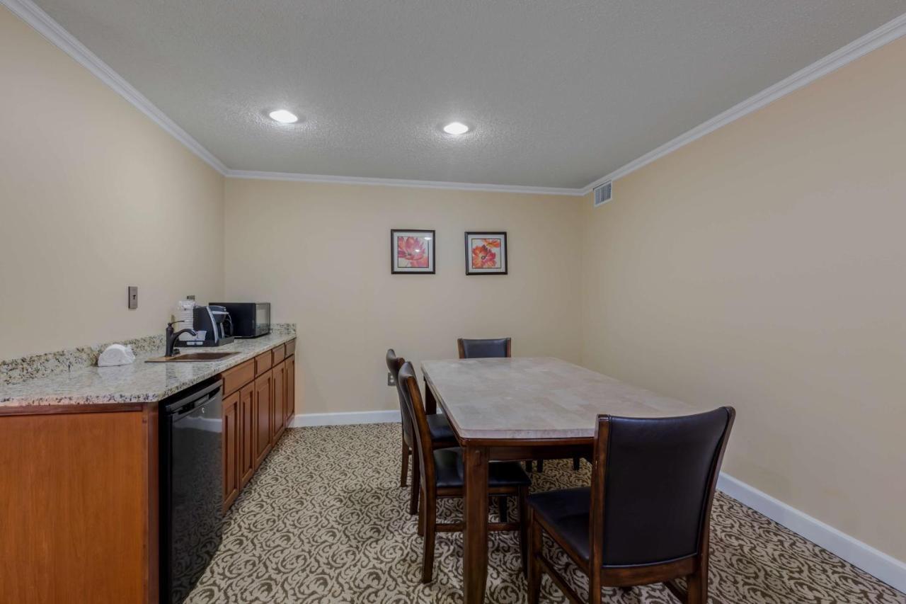 Best Western Plus Wooster Hotel & Conference Center エクステリア 写真